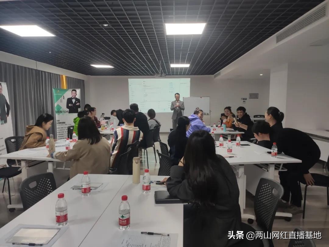 安吉抖音自助账号代运营公司(两山网红直播基地首期抖音直播带货开班了)  第1张
