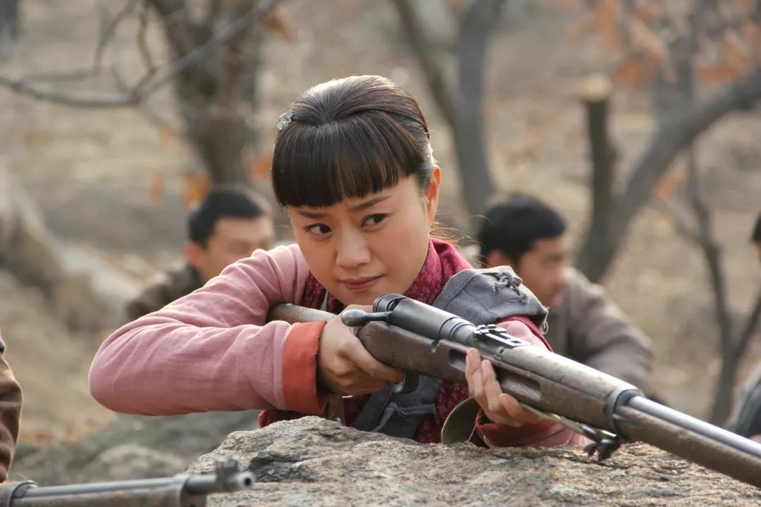 何翯坦言,客观上是因为她刚进入演艺圈时接连出演的几部作品都是这类