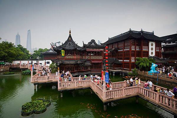 过了九曲桥就是豫园,豫园是明朝的一座私家园林,这里跟苏州的园林比