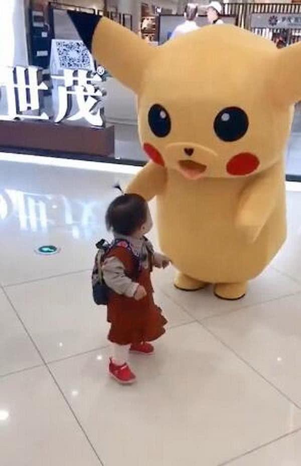 女宝宝逛商场,第一次见到皮卡丘反应亮了,这么小懂孙子兵法?