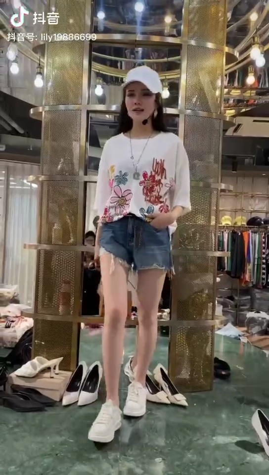 服装店抖音代运营(一天卖出122万元！试水直播带货，除了罗永浩还有她们)  第5张