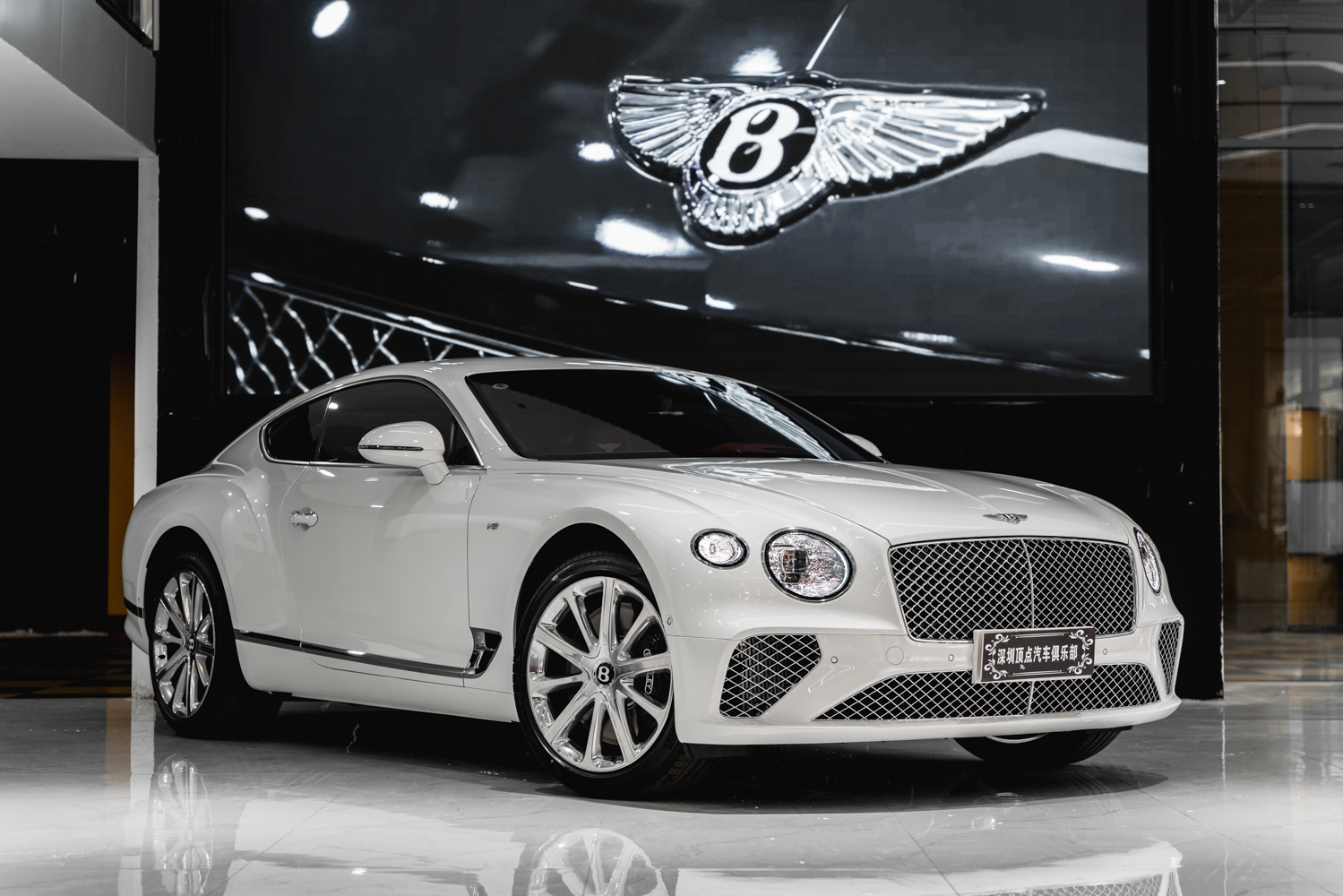 宾利欧陆gt与阿斯顿马丁 db11哪个好?