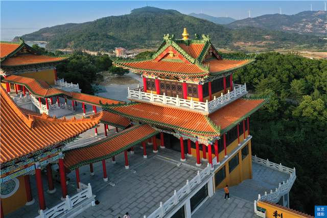 国内第一所海边悬崖寺庙，三面环海景色极佳，被誉为阳江小故宫