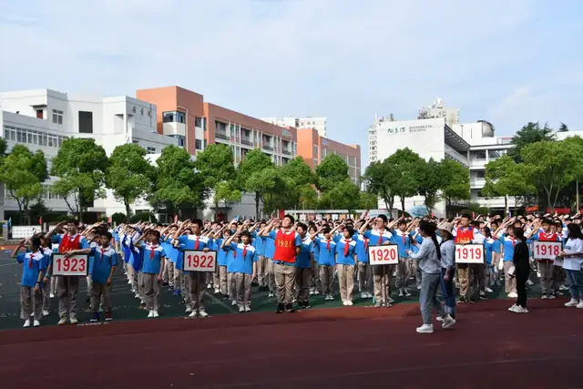 童心向党，我是红色基因传承人——记七年级欢庆六一、八年级离队建团仪式暨十四岁集体生日