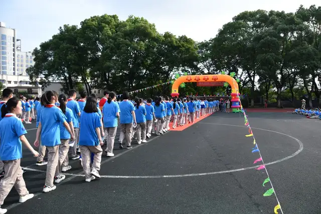 童心向党，我是红色基因传承人——记七年级欢庆六一、八年级离队建团仪式暨十四岁集体生日
