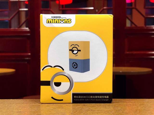 氘锋65W三口GaN充电器（小黄人版）超萌颜值，iPhone 13充电首选