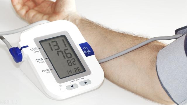 量血压是左手还是右手？医生提醒：在家测血压做好这2点才准确