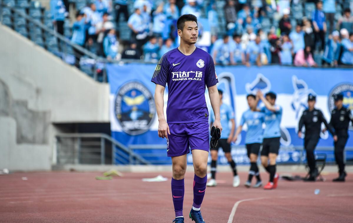 现阶段的大连人队中,还有前大连实德门将陈东担任青训梯队门将教练