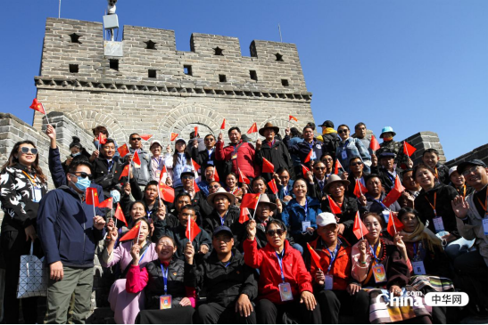 西藏基层干部赴京参观学习班第二期学员登上八达岭长城高喊“祖国万岁”