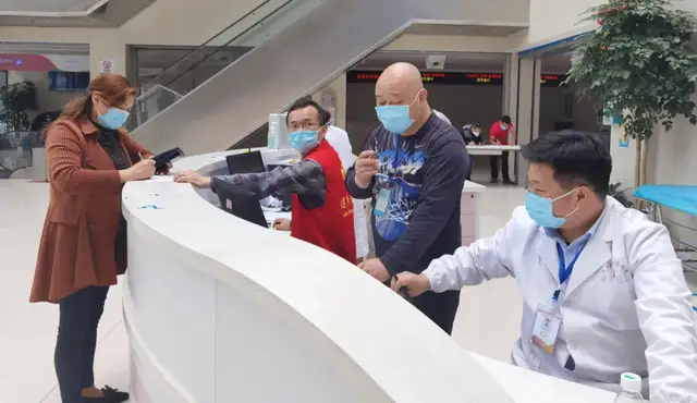 我为群众办实事｜党员先锋助力疫苗接种，暖心服务有温度