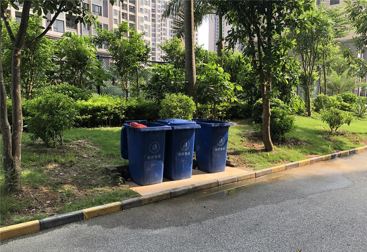 小区里面的垃圾桶或者果皮箱还是很多的,基本都是可以满足里面住户