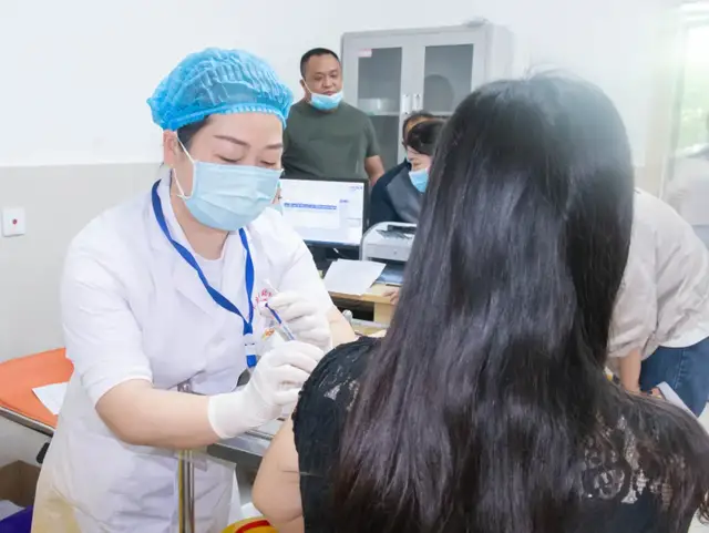 我为群众办实事｜党员先锋助力疫苗接种，暖心服务有温度