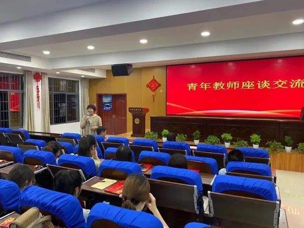 立足校本研修 助力教师成长 —记湘潭凤凰中学2021年青蓝工程青年教师汇报课