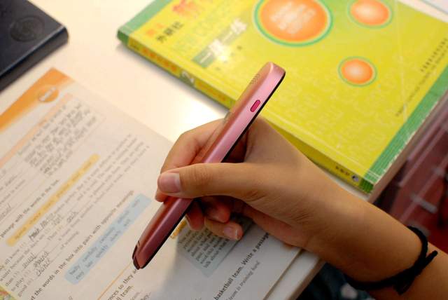 讯飞翻译笔S10体验：学英语怕生词？横扫一下解决一切烦恼