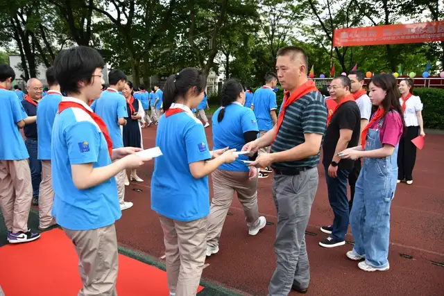 童心向党，我是红色基因传承人——记七年级欢庆六一、八年级离队建团仪式暨十四岁集体生日