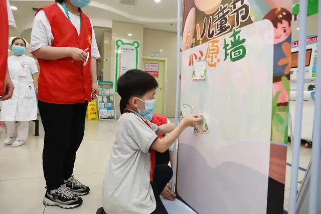 【我为群众办实事】“志愿红”携手“小患者”，这个“六•一”不一样