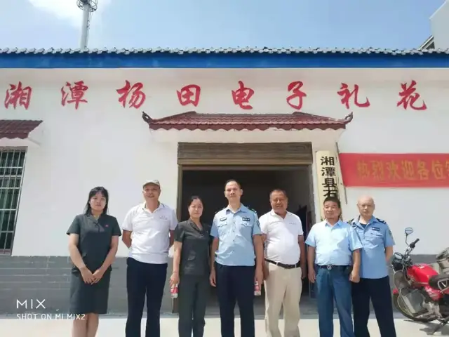 湘潭县法院石潭法庭联合镇司法所共同开展 “送法进企业”活动