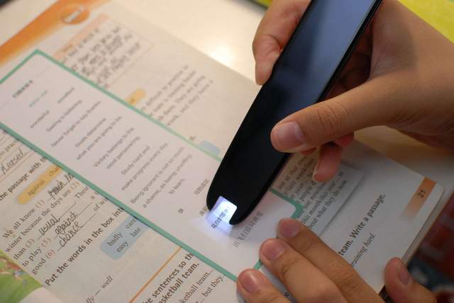 讯飞翻译笔S10体验：学英语怕生词？横扫一下解决一切烦恼