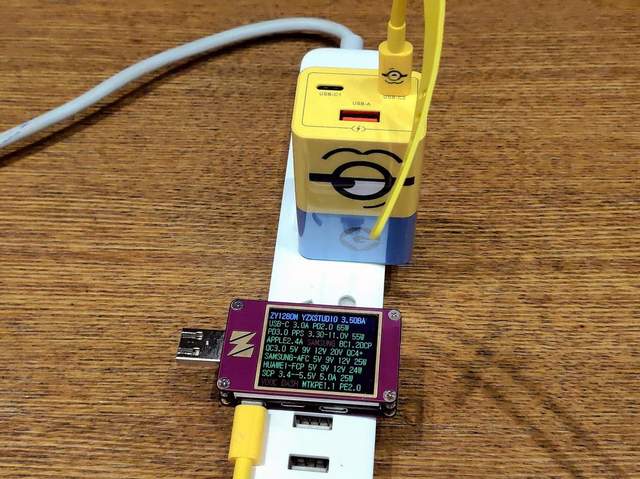 氘锋65W三口GaN充电器（小黄人版）超萌颜值，iPhone 13充电首选