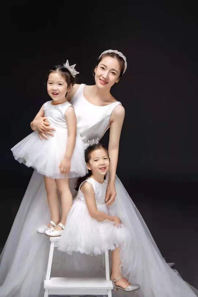 甜美温馨超有爱王妍苏亲子写真首次曝光