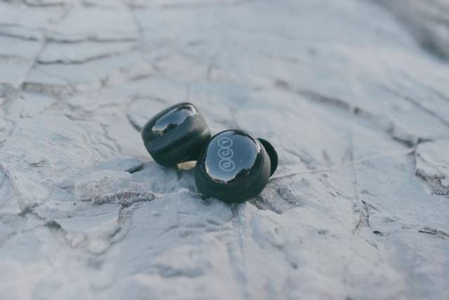 百元耳机都不值得入手，那低于百元更不能看？结果打脸来得那么快