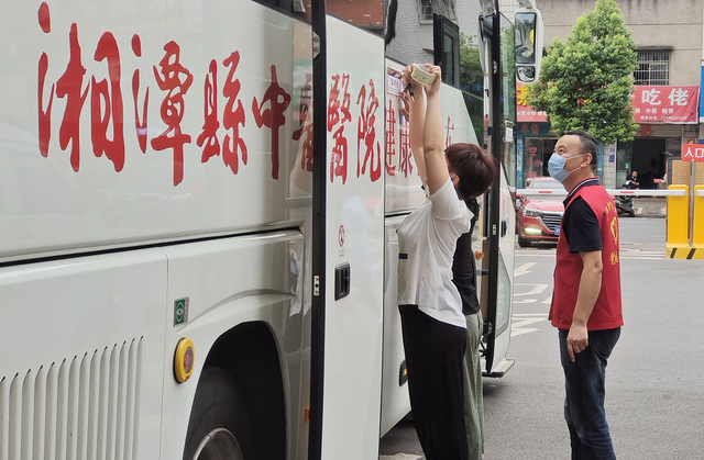 「车八进一」湘潭县首台移动核酸采样车帅气出场