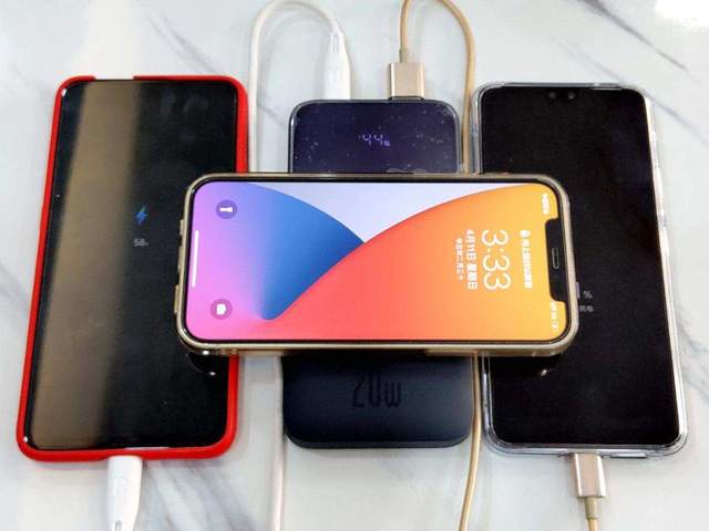倍思磁吸无线快充移动电源：自带MagSafe，一个同时充仨