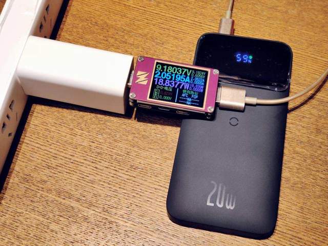 倍思磁吸无线快充移动电源：自带MagSafe，一个同时充仨