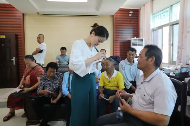 法院用“薪”解民忧 老人致谢送锦旗——湘潭县法院为18名老年农民工讨薪