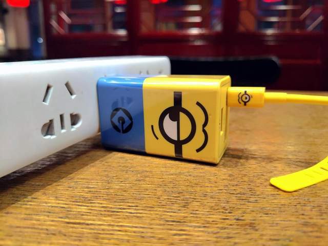 氘锋65W三口GaN充电器（小黄人版）超萌颜值，iPhone 13充电首选