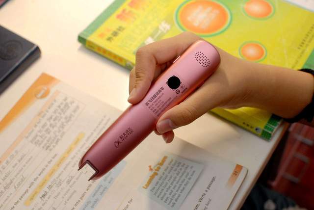 讯飞翻译笔S10体验：学英语怕生词？横扫一下解决一切烦恼