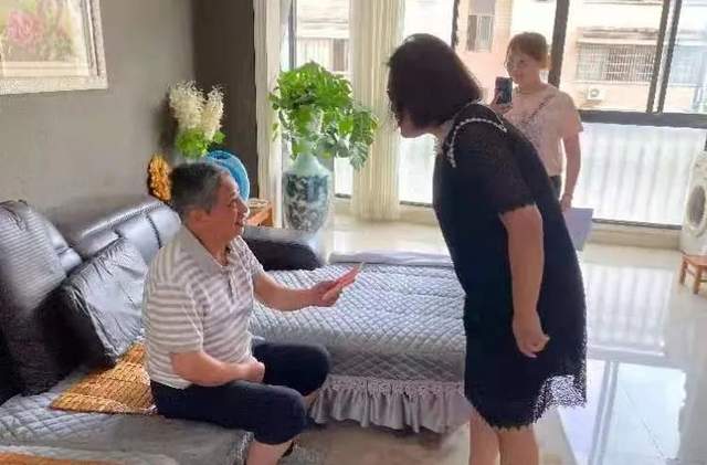 湘潭市住建局“七一”走访慰问老党员和困难党员