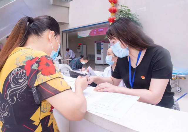 我为群众办实事｜党员先锋助力疫苗接种，暖心服务有温度