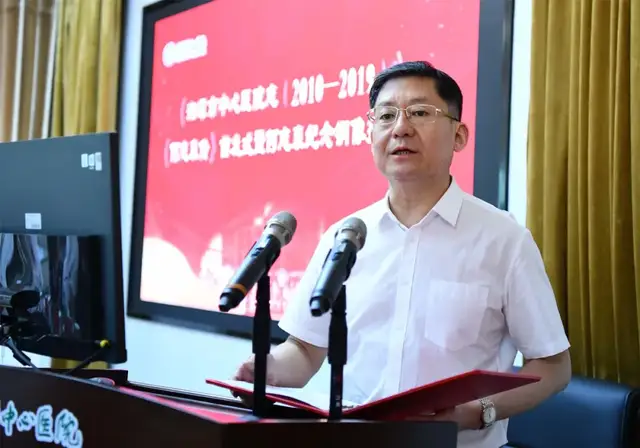 湘潭市中心医院举行《湘潭市中心医院志（2010—2019）》、《何志襄传》首发暨何志襄纪念铜像揭幕仪式