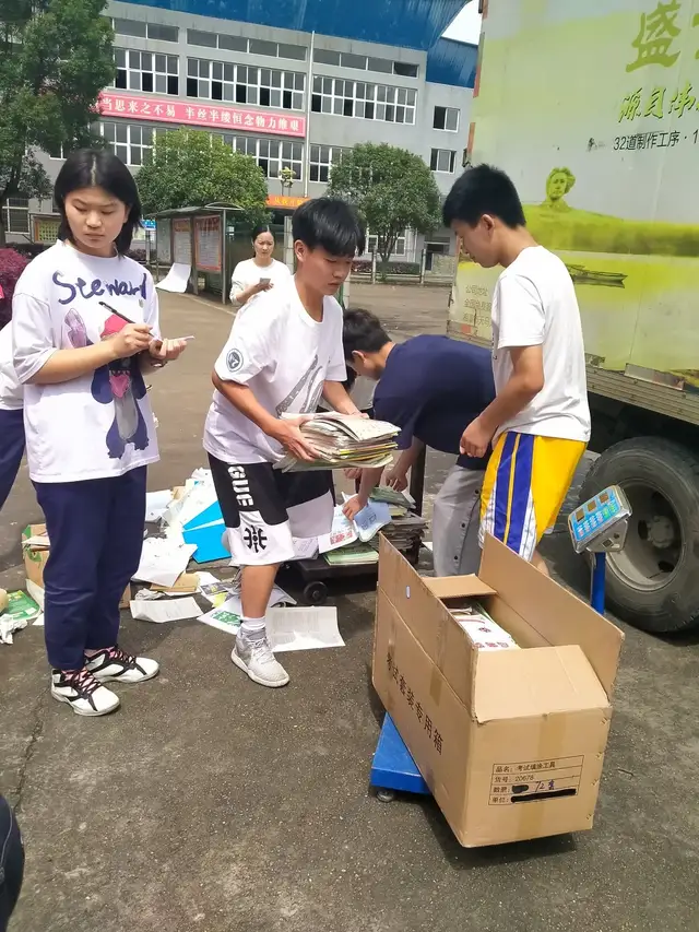 湘潭县二中组织开展“一张纸献爱心”行动