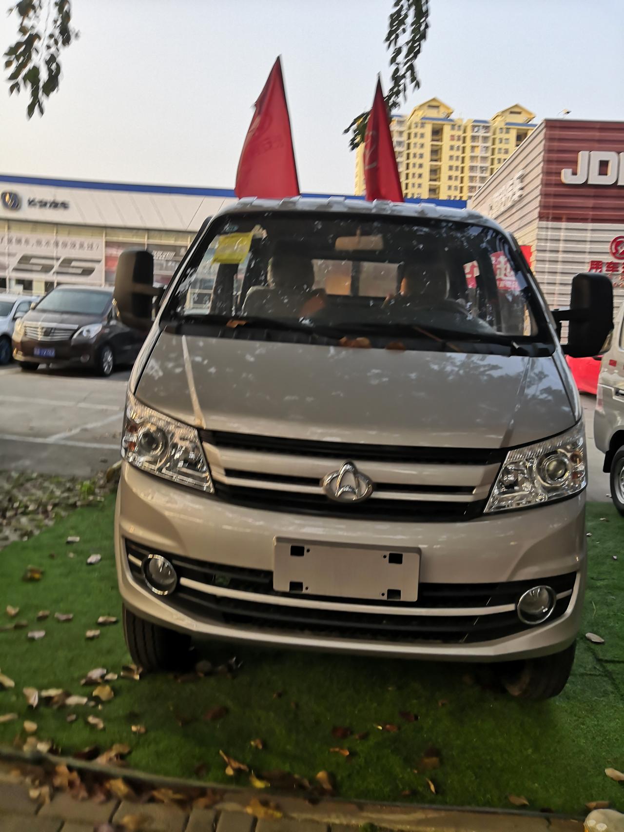 长安跨越王x5双排18排量车厢长315米这款车怎么样呢落地价8万块贵吗