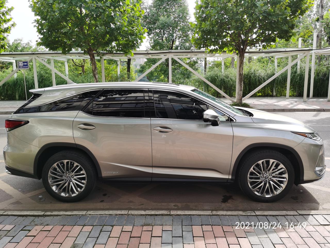 雷克萨斯rx爱车美图感觉超音速钛银色1j7在自然光条件下会有自然的