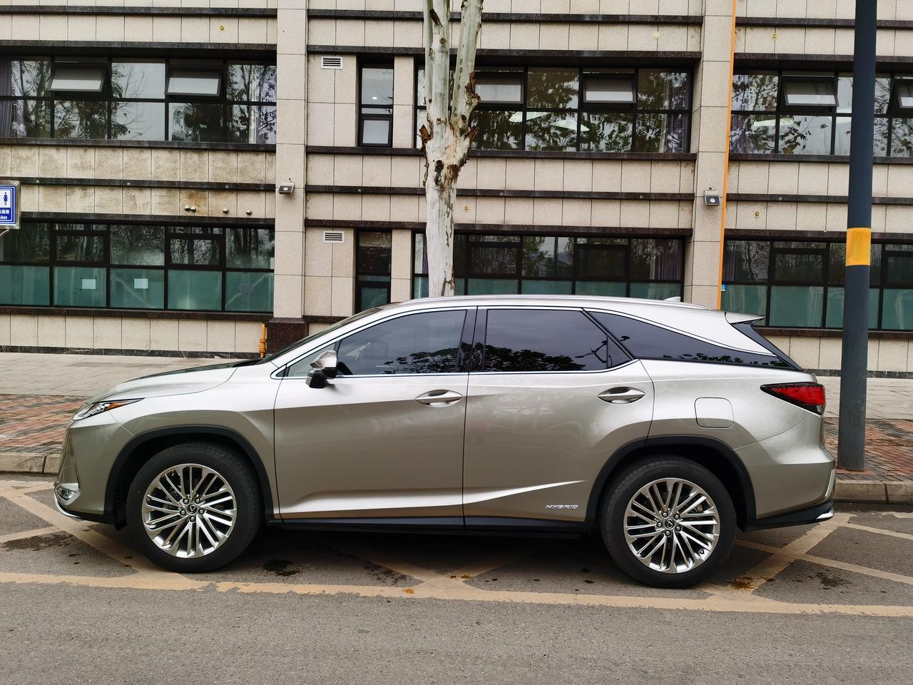 雷克萨斯rx爱车美图感觉超音速钛银色1j7在自然光条件下会有自然的