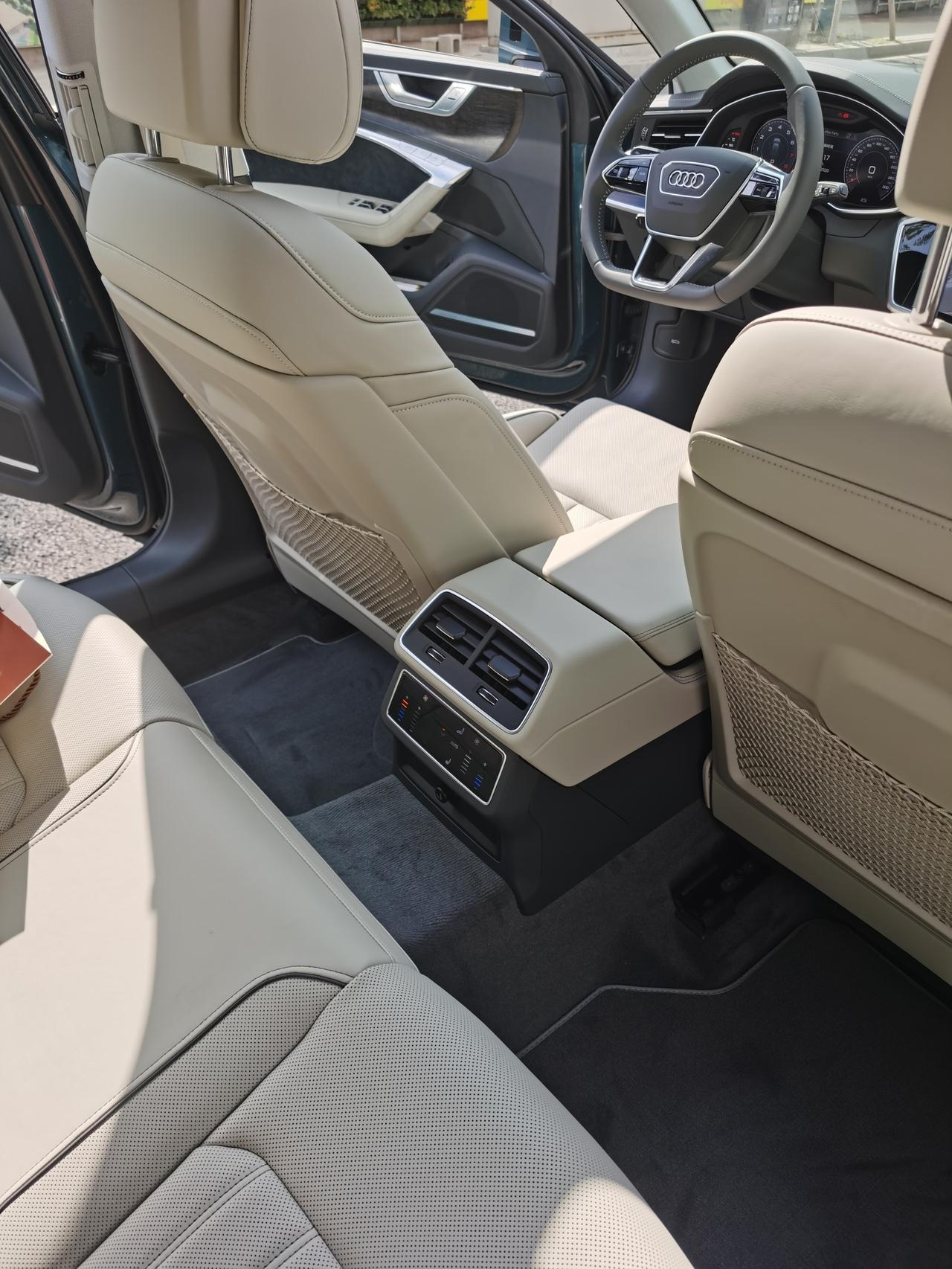 奥迪a6进口简单拍了下内饰