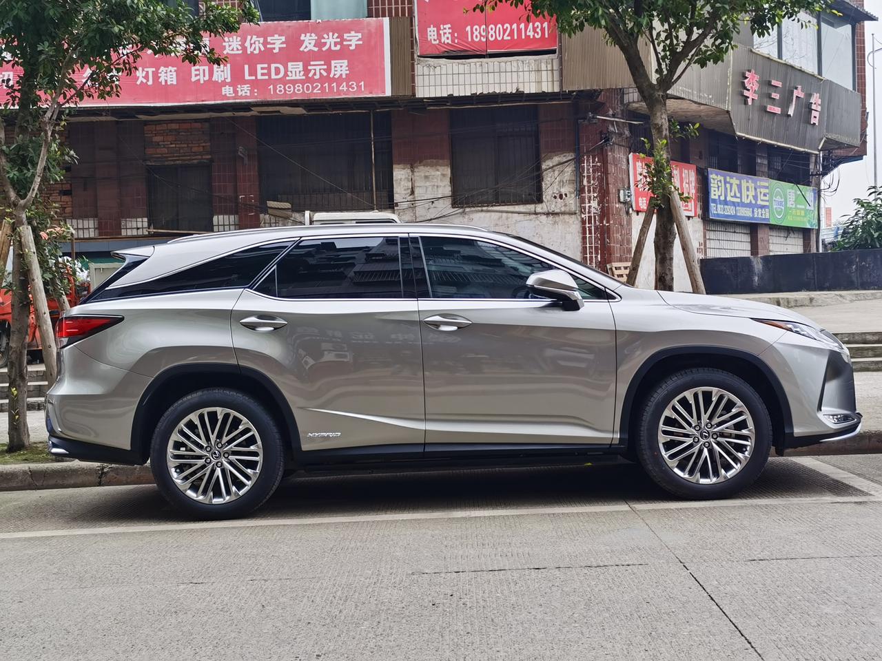 雷克萨斯rx爱车美图感觉超音速钛银色1j7在自然光条件下会有自然的