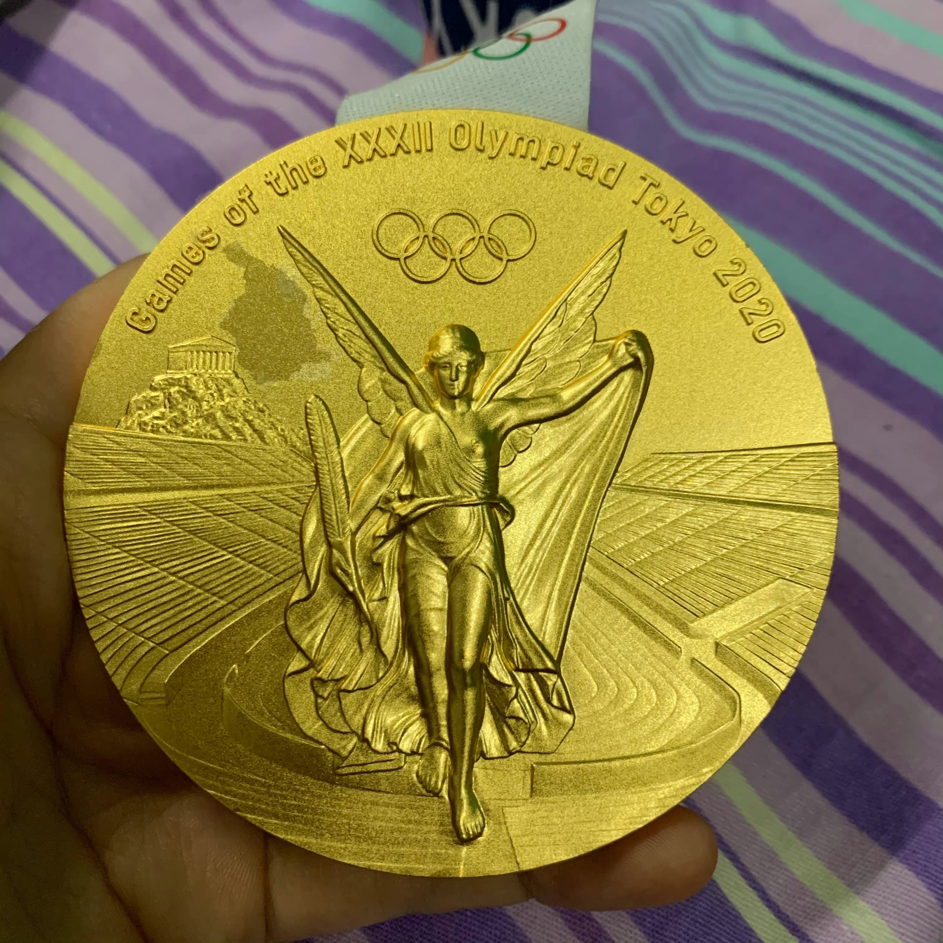 奥运冠军朱雪莹在线回应奖牌掉漆一事真的抠不出巧克力