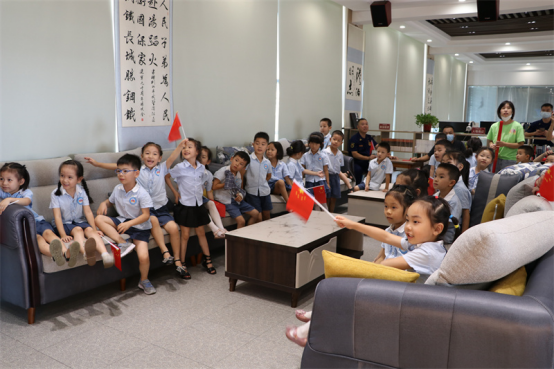 國慶前夕，50多個萌娃當上“小小消防員