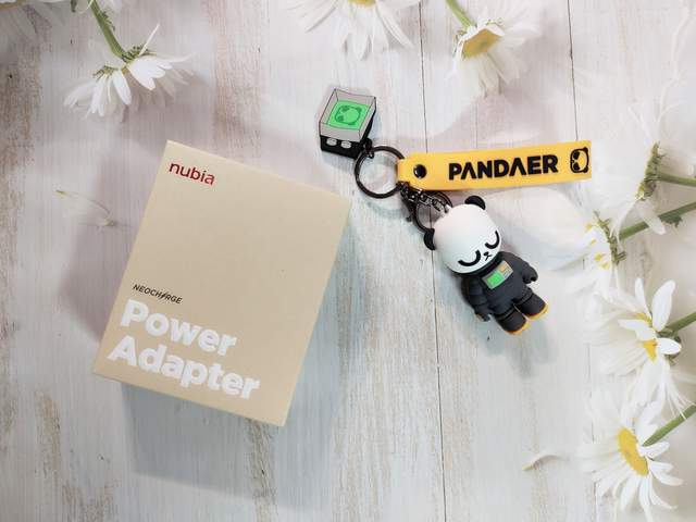 更轻更薄更好用，努比亚大白65W超薄氮化镓充电器评测