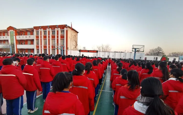 开封市静宜中学举行升旗仪式-教育-河南小康网