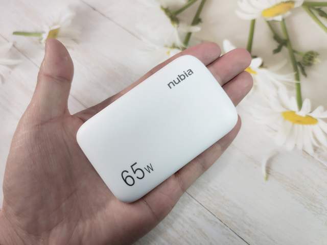 更轻更薄更好用，努比亚大白65W超薄氮化镓充电器评测