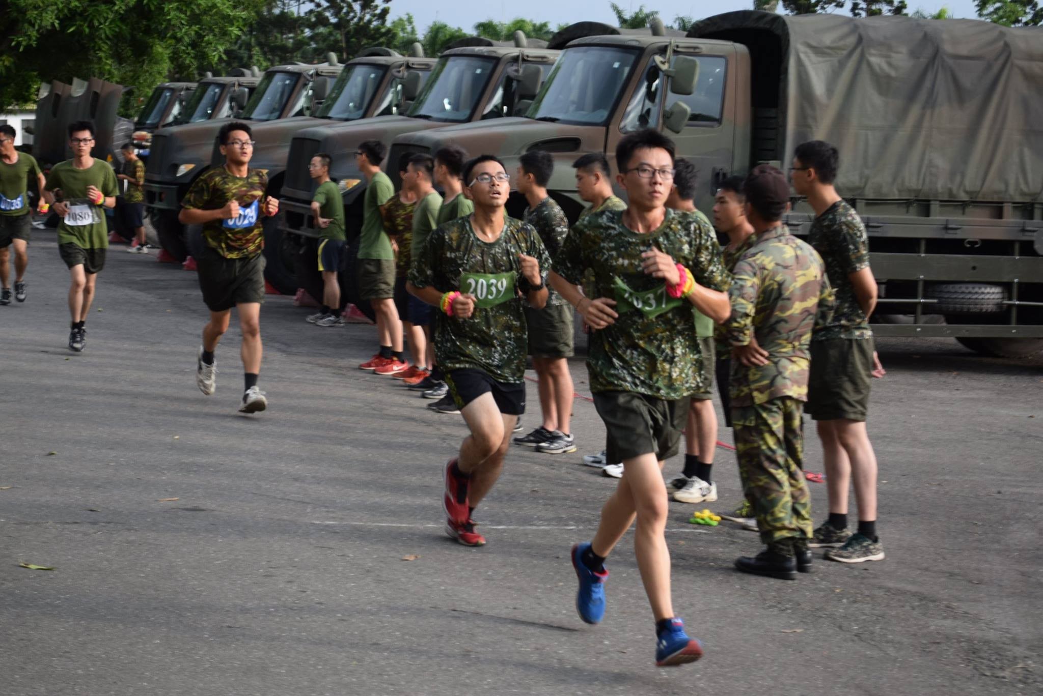 pla女兵3公里重装备17分半合格台军轻装3公里19分合格