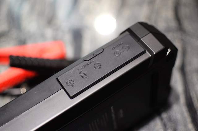 在网上选了一个月的汽车应急电源，最后我入手了autowit超级电容应急电源