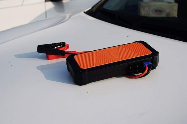 在网上选了一个月的汽车应急电源，最后我入手了autowit超级电容应急电源