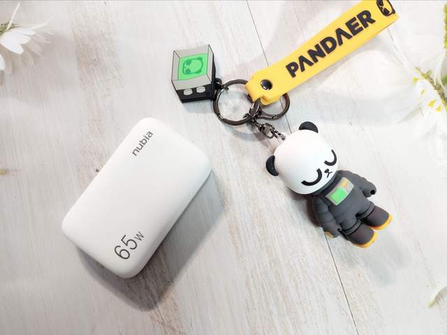 更轻更薄更好用，努比亚大白65W超薄氮化镓充电器评测