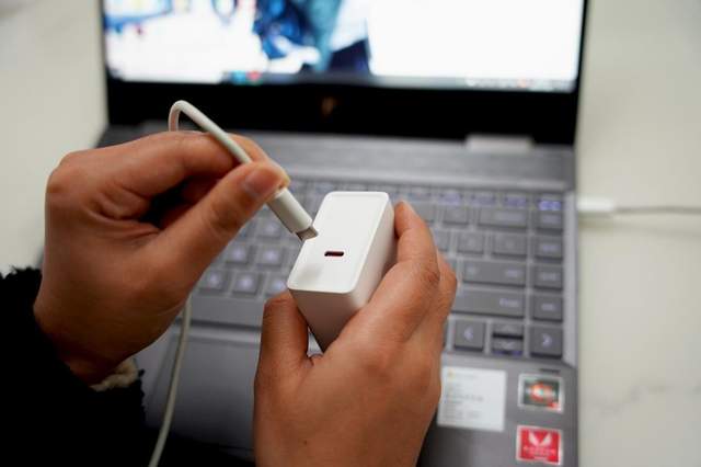 一个充电头就能解决我们所有快充需求 aigo 65W PD快充头上手体验